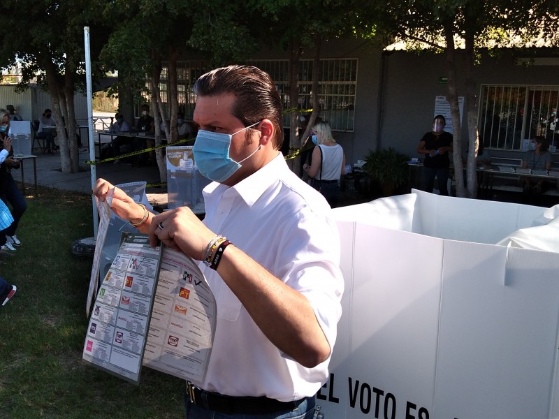 Mario Zamora acude a votar en Los Mochis