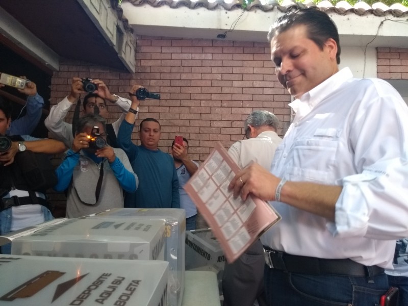 Mario Zamora cumple con su voto
