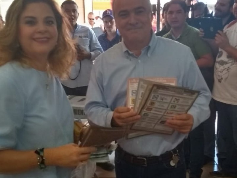 Martín Ruy Sánchez acude a votar; Navojoa