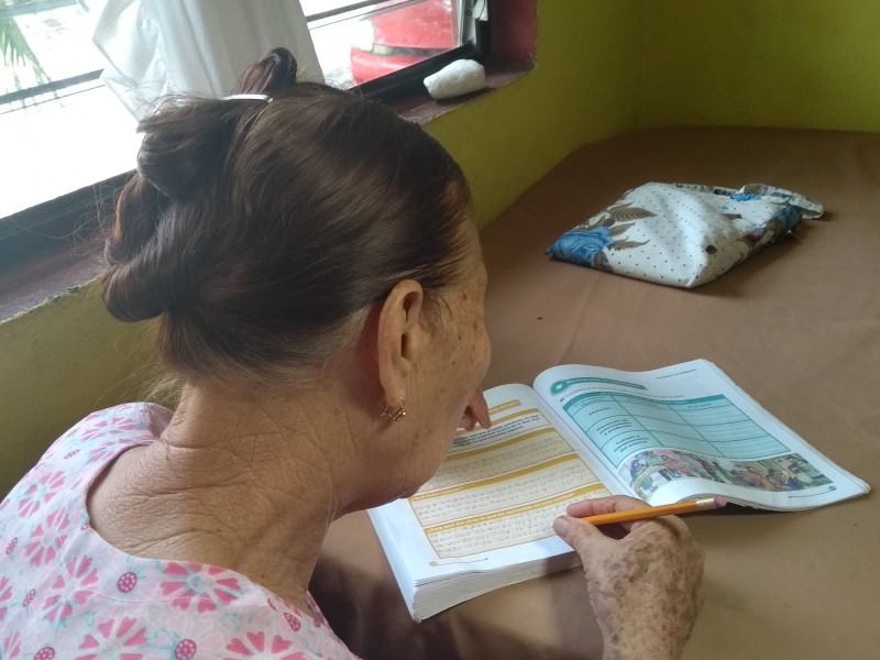 Mary a los 68 años estudia la primaria
