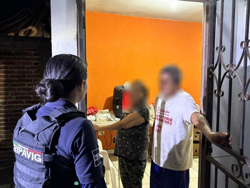 María del Carmen regresa con su familia tras ser resguardada por policías