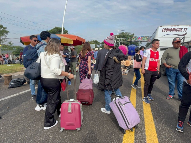Más de 1 km caminan paseantes ante bloqueo de CNTE en aeropuerto
