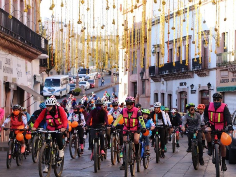 Más de 100 ciclistas rodaron por el centro histórico