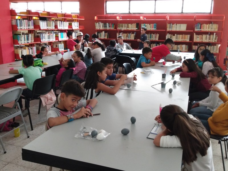 Más de 100 niños cursan verano en biblioteca