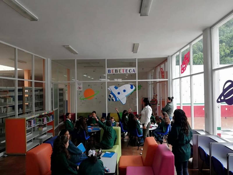 Más de 100 niños visitan biblioteca por semana