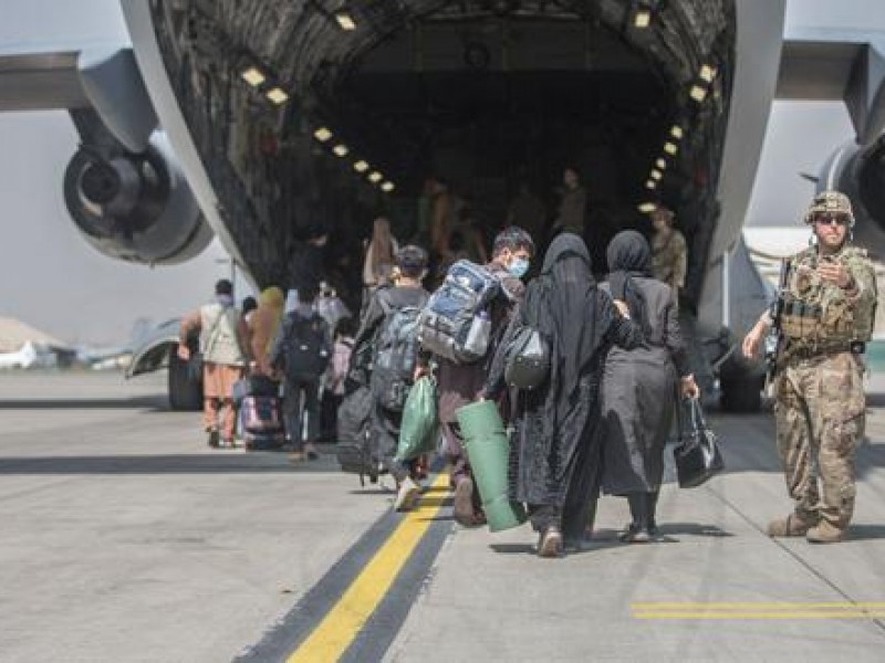 Más de 105 mil personas han evacuado Afganistán