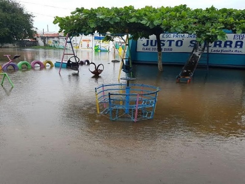 Mas de 13 escuelas dañadas por lluvias en Oaxaca