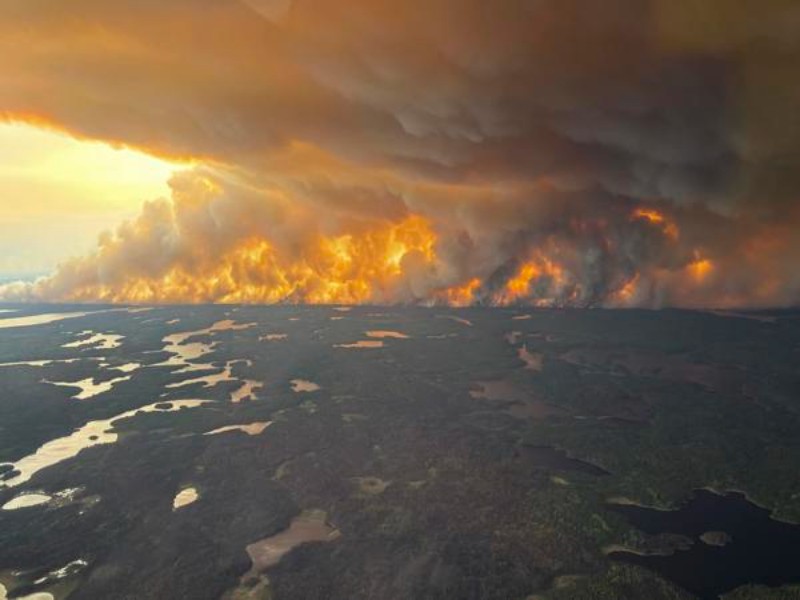 Más de 130 incendios forestales en Canadá