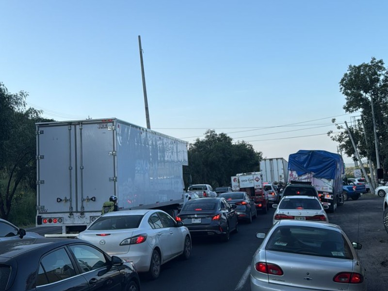 Cumple un día colapsada carretera a Morelia por bloqueo