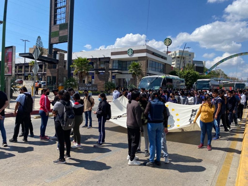 Más de 15 mil egresados normalistas esperan una plaza
