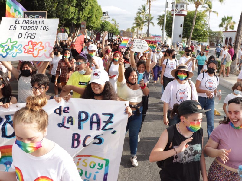 Más de 2 mil personas marchan en el PRIDE