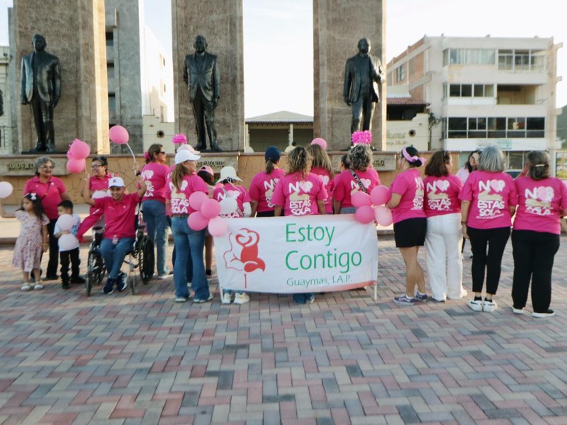 Más de 200 personas participan en caminata contra el cáncer de mama