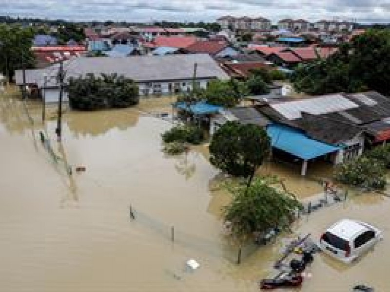 Más de 21 mil evacuados por inundaciones en Malasia