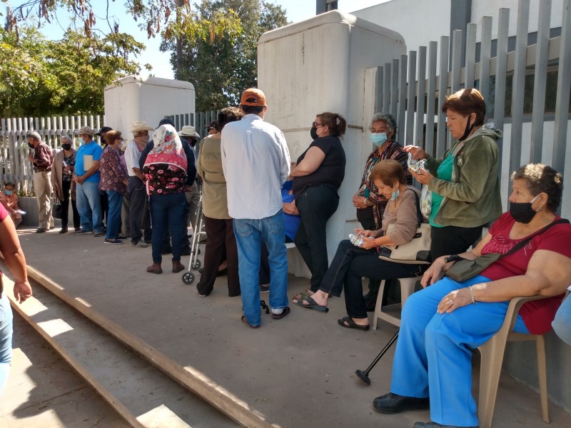 Más de 3 horas esperando la vacuna en Etchojoa