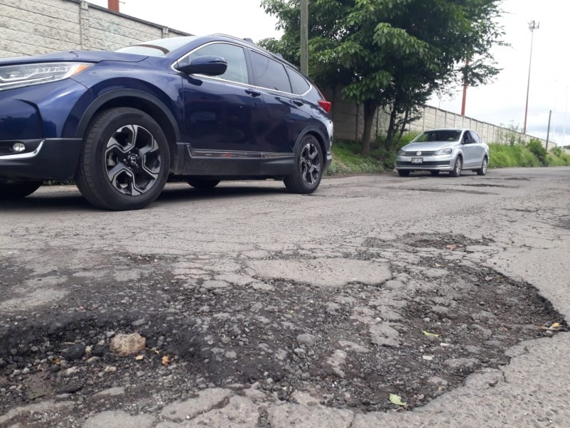 Más de 30 años con problemas de baches calle Ceiba