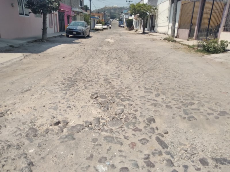 Más de 30 años sin rehabilitar la calle Rosamorada