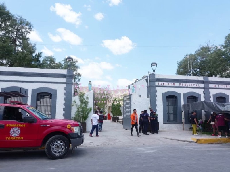 Más de 30 mil personas visitaron los panteones de Torreón