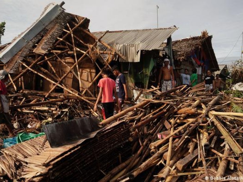 Más de 30 muertos por tifón en Filipinas