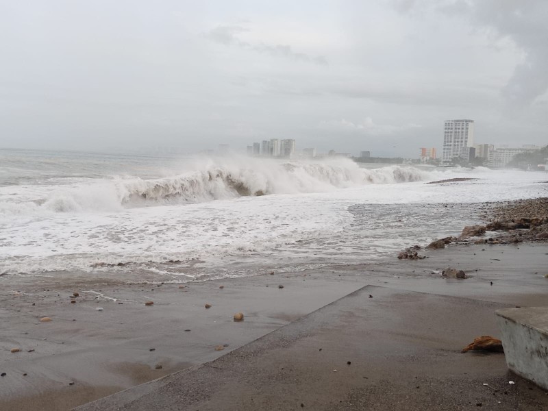 Más de 30 negocios afectados por alto oleaje en Vallarta