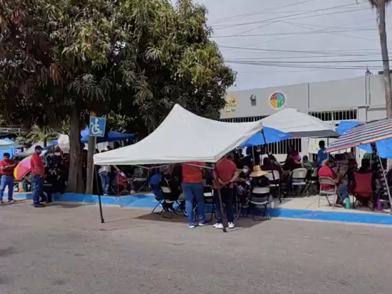 Más de 300 maestros bloquean las oficinas de Catastro