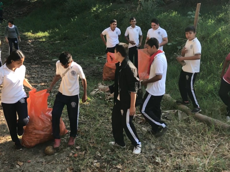 Más de 300 personas limpian arroyo del Coacoyul