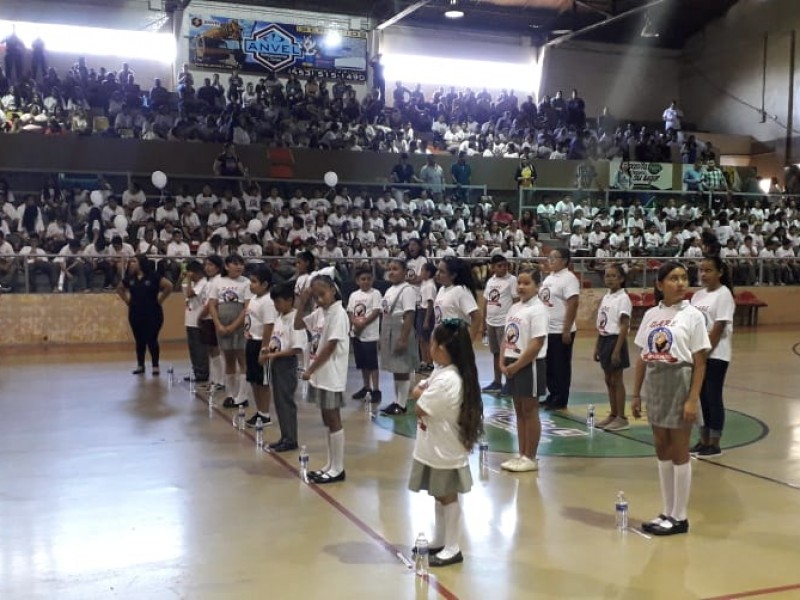 Más de 3000 estudiantes de gradúan en DARE