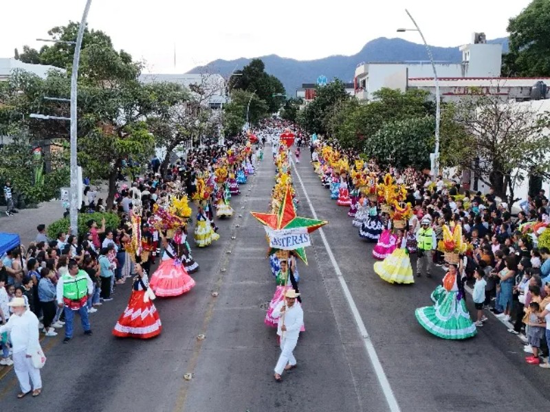 Más de 31 mil personas disfrutan colorido Desfile de Delegaciones Guelaguetza