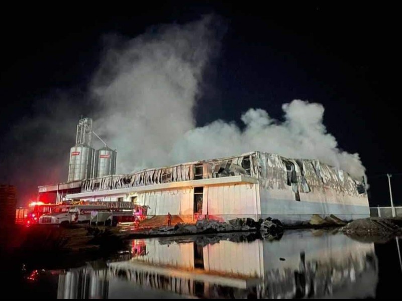 Más de 36 horas para sofocar incendio en bodega agrícola