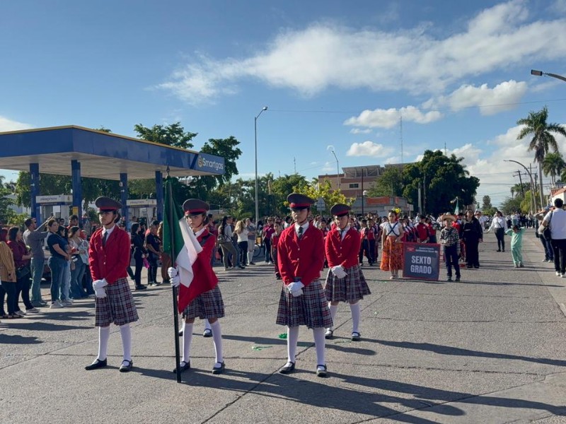 Más de 5 mil personas participan en desfile cívico por Revolución Mexicana