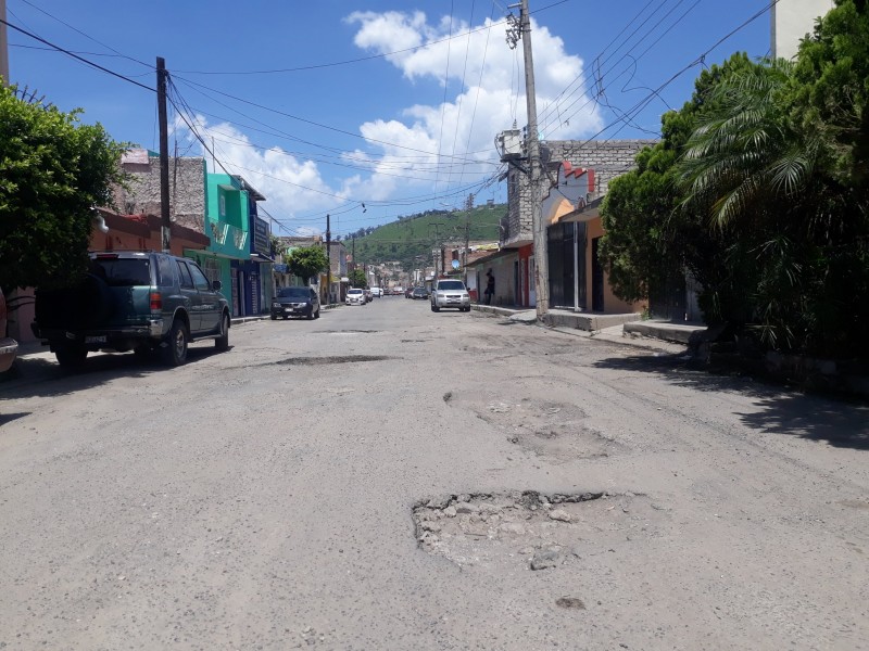 Más de 50 baches esperan reparación calle Belisario