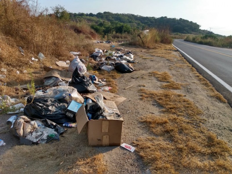 Más de 50 basureros clandestinos sobre la carretera Acapulco-Zihuatanejo