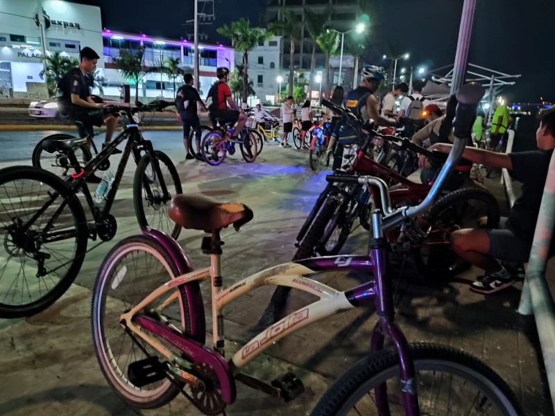 Más de 50 ciclistas en Rodada Glow Tuxpan