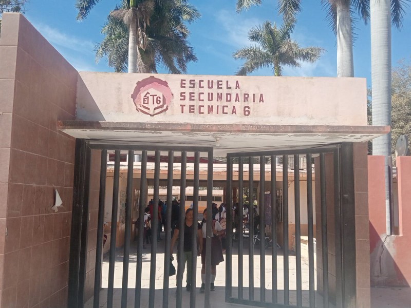 Más de 500 estudiantes sin clases, toman secundaria, exigen luz