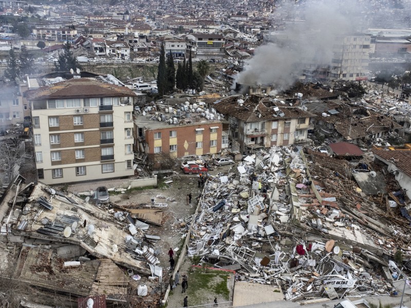 Más de 5,200 víctimas por terremotos en Turquía y Siria