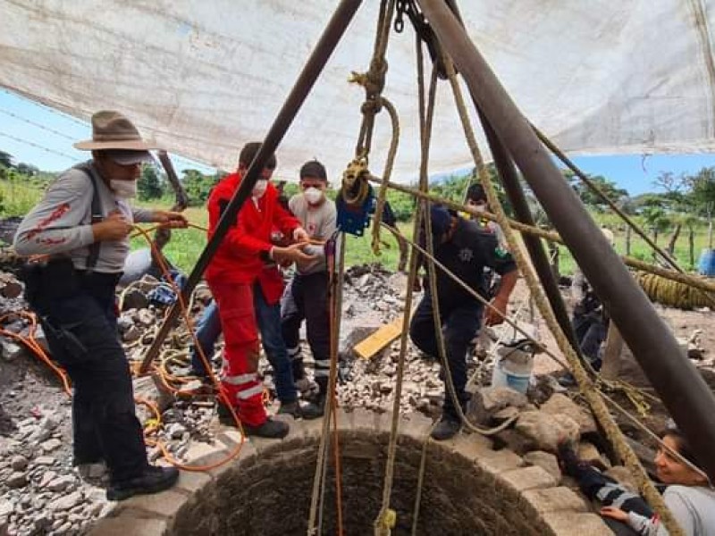 Más de 60 horas de hombre que cayó a noria