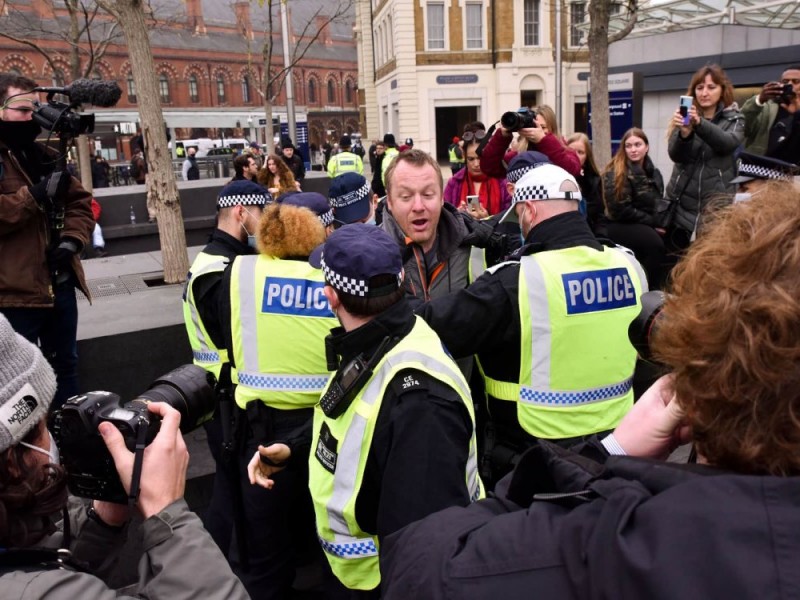 Más de 60 detenidos tras protesta anticonfinamiento en Londres