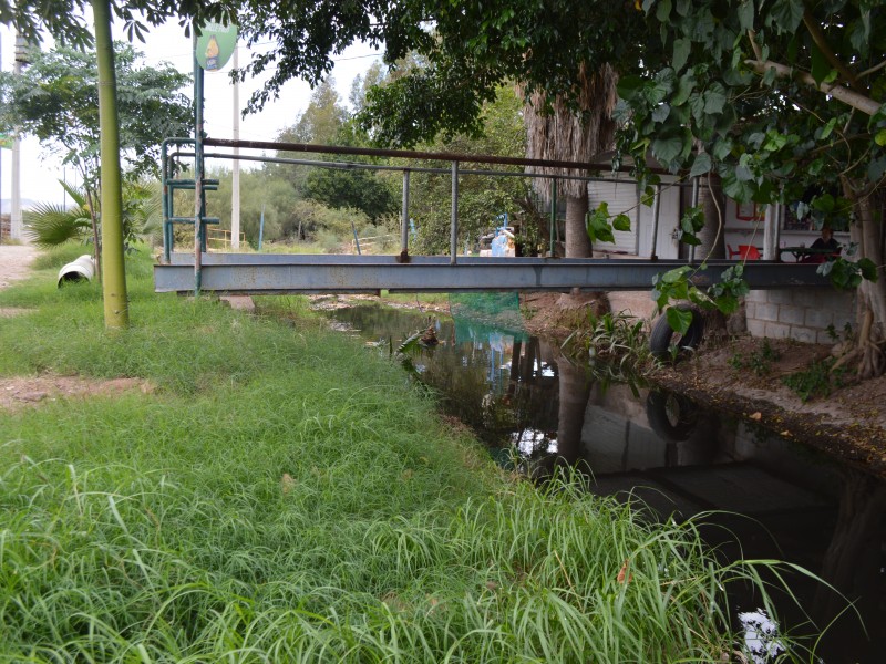 Mas de 7 meses con aguas negras rodeando las viviendas