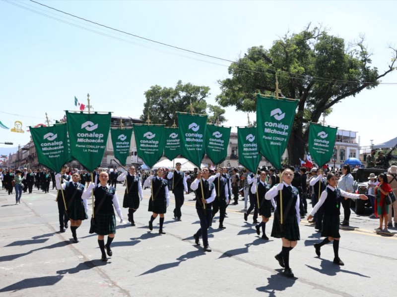 Más de 8 mil alumnos participan en desfile en Morelia