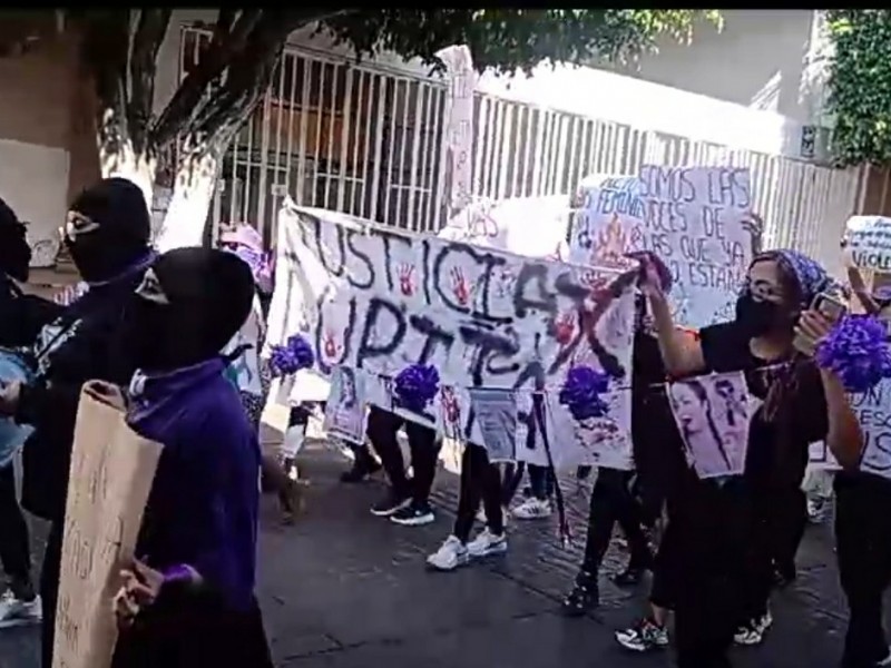 Más de 80 feministas se manifiestan en Zona Peatonal
