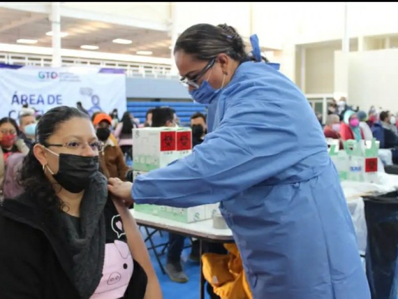 Van más de 92 mil docentes vacunados en Guanajuato