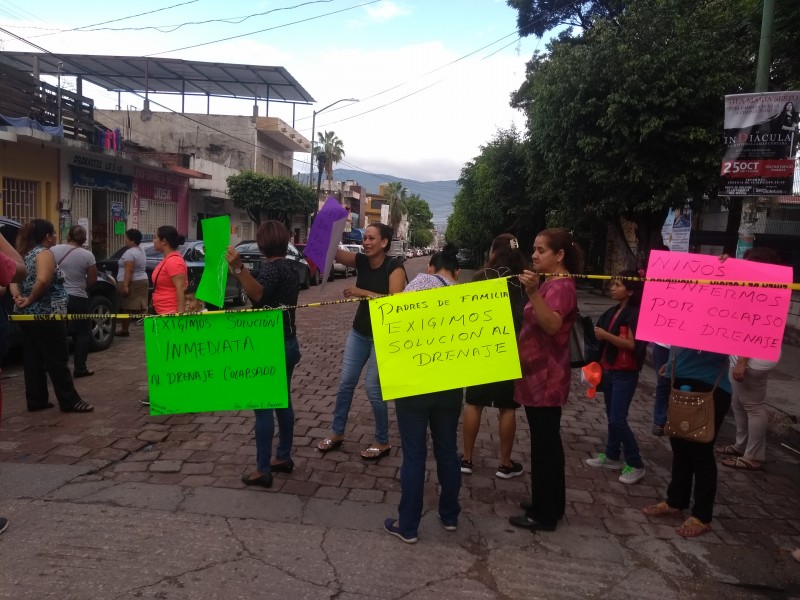 Más de cien niños enfermos por drenaje colapsado