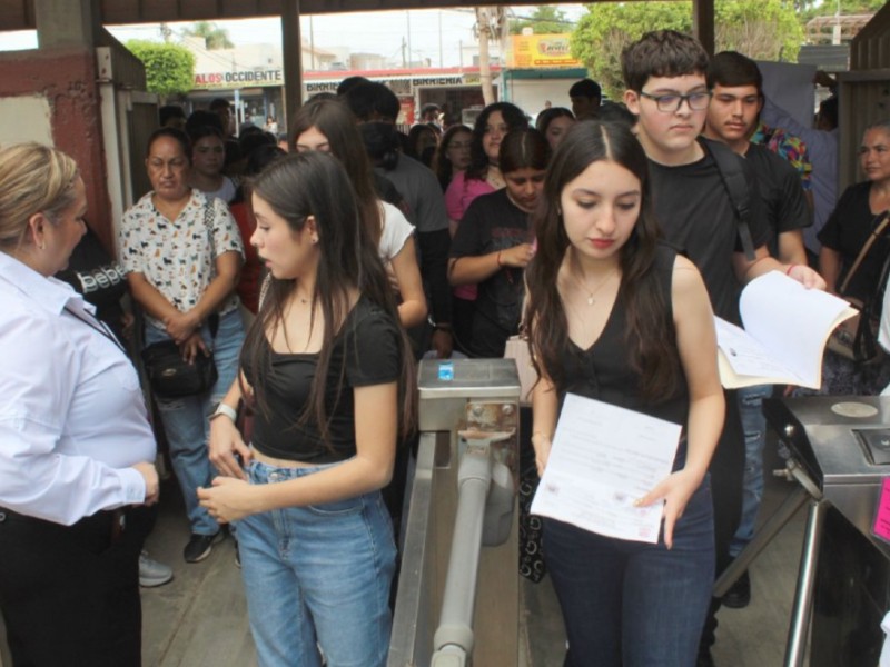 Más de mil 200 jóvenes presentaron examen en la UAdeO Guasave