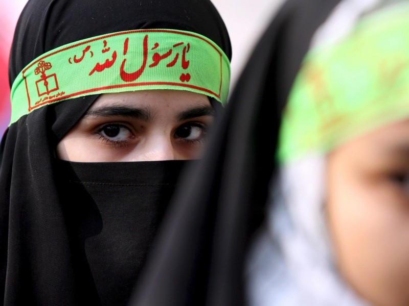 Más de mil alumnas envenenadas con gas en Irán