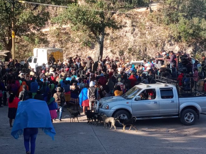 Más de mil indígenas bloquean carreteras por inseguridad en Chilapa