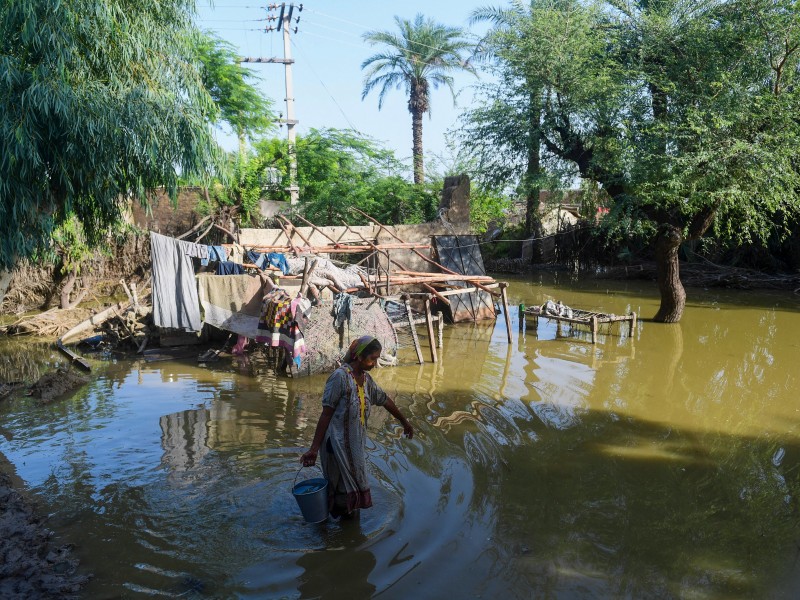 Más de mil muertos tras devastadoras inundaciones en Pakistán