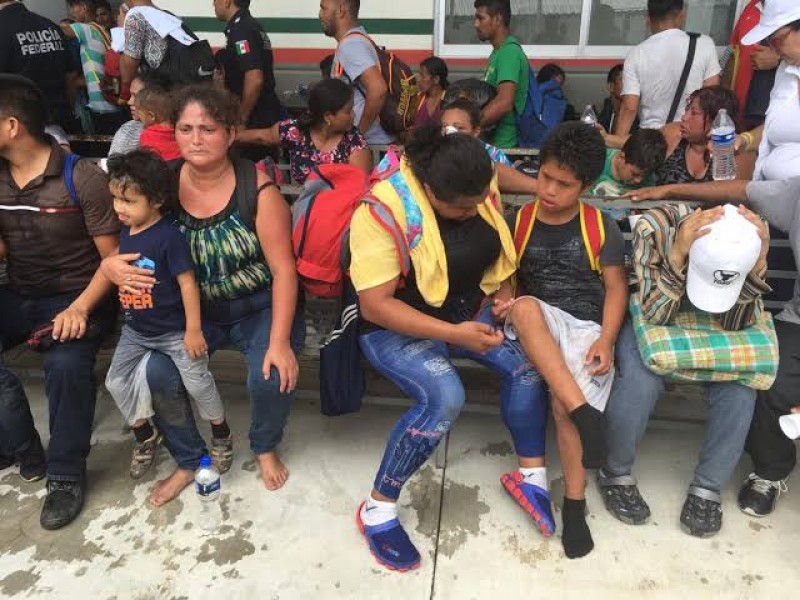 Más de mil niños viajan en caravana migrante