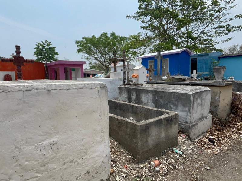 Más de mil tumbas en abandono en el panteón Jardín