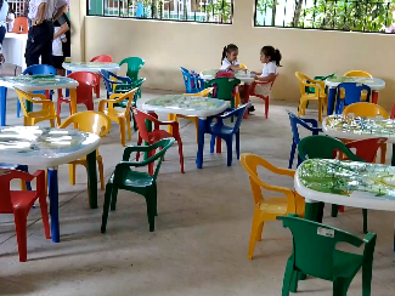 Más de seis obras en educación