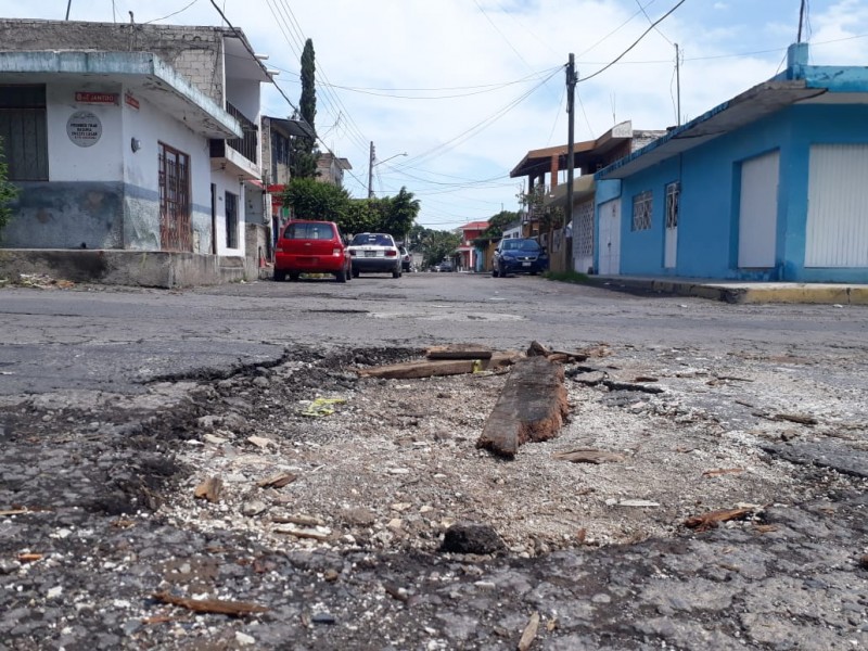 Más de un año sin reparación bache en Lázaro Cárdenas