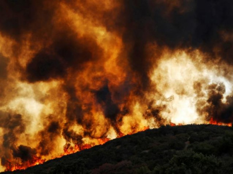 Más de una docena de incendios afectan California